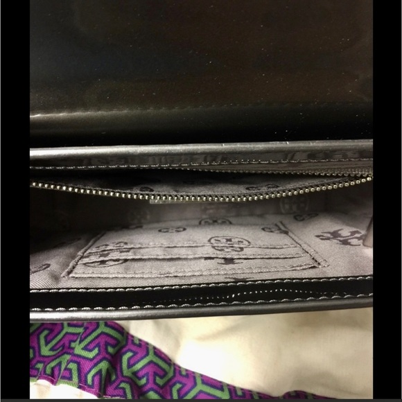 Tory Burch Metallic Patent Leather Mercer Shoulder Bag - Picture 9 of 11